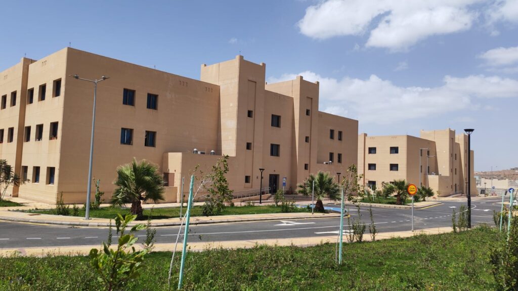 رصف مواقف كليات البنات بجامعة الملك خالد